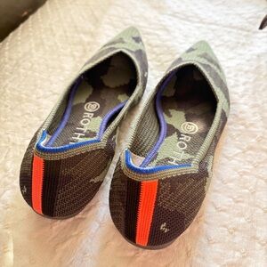 🥀Rothy’s “THE POINT”Green Camo Knit Pointed Toe Slip On Flats Womens Size 7 🥀